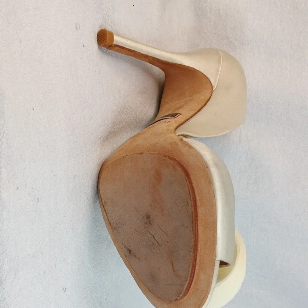 Badgley Mischka Cream Heels with Floral Detail Size 5.5 M